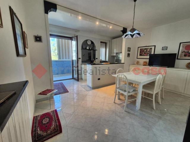Appartamento in vendita di 130 m² in Largo Paesi d&apos Europa, 14