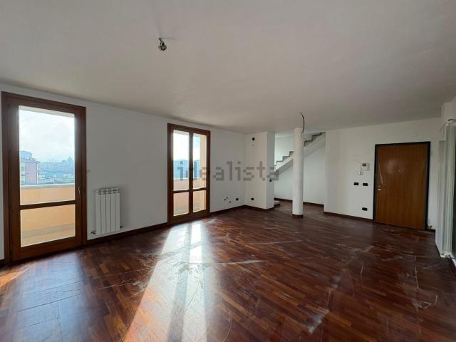 Appartamento in vendita di 131 m² in Via P. Harris