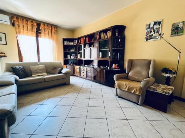 Appartamento in vendita di 131 m² in Via Caduti di V. Fani