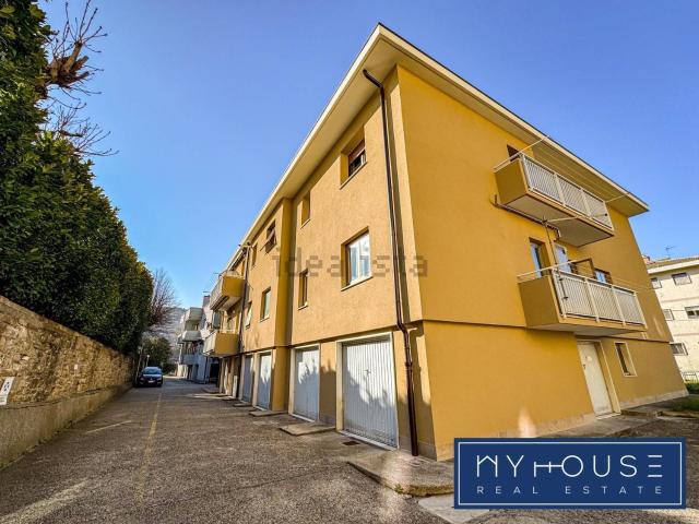 Appartamento in vendita di 131 m² in Strada per Longera, 35