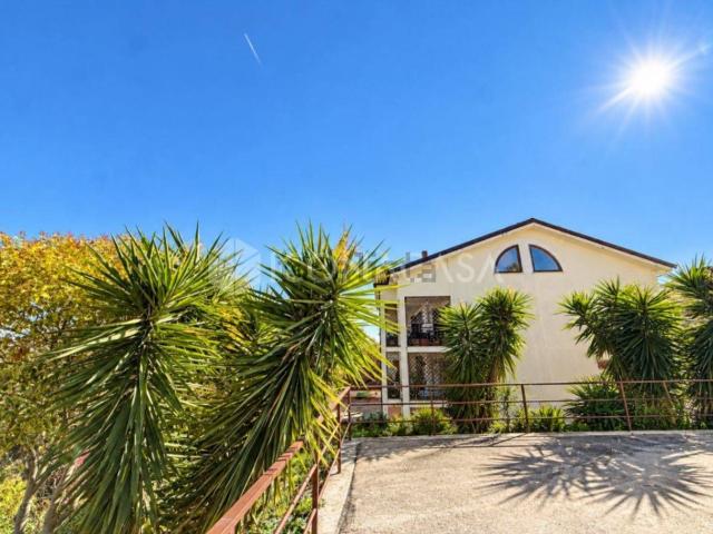 Appartamento in vendita di 135 m² in Via Colle Fiorito