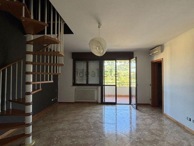 Appartamento in vendita di 135 m² in Via M. Delia