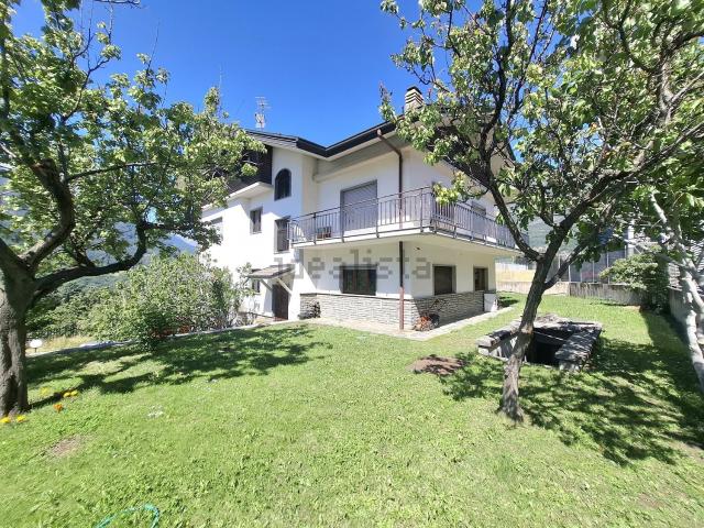 Appartamento in vendita di 135 m² in Via Monsignore Alliod, 55