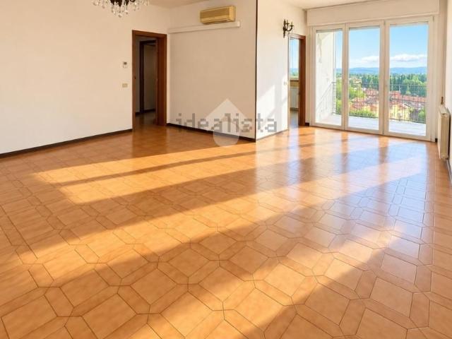 Appartamento in vendita di 135 m² in Via Viterbo, 1