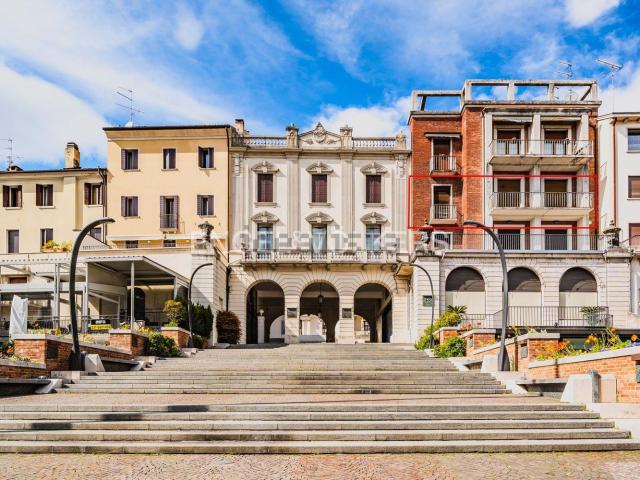 Appartamento in vendita di 135 m² in Piazza XVIII Luglio 1866