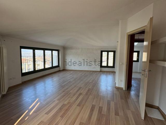 Appartamento in vendita di 136 m² in Via Cesare Battisti, 2
