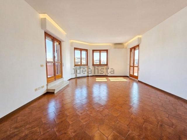 Appartamento in vendita di 136 m² in Via Giacomo Leopardi