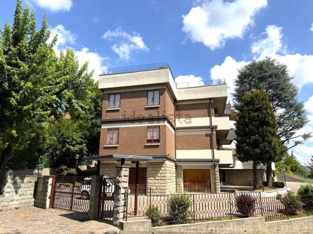 Appartamento in vendita di 136 m² in Via Y. Gagarin