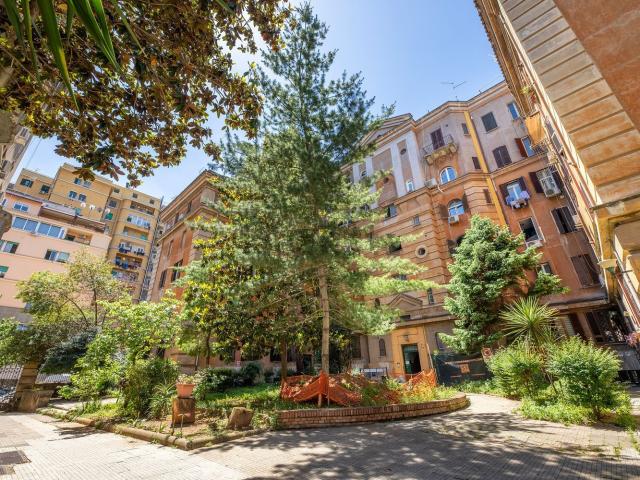 Appartamento in vendita di 137 m² in Via Appia Nuova