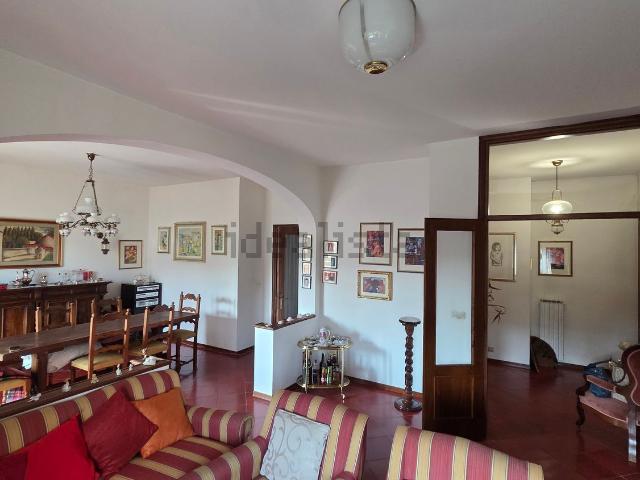 Appartamento in vendita di 137 m² in Via Guglielmo degli Ubertini