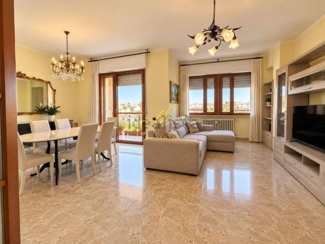 Appartamento in vendita di 137 m² in Viale Fratelli Rosselli, 81