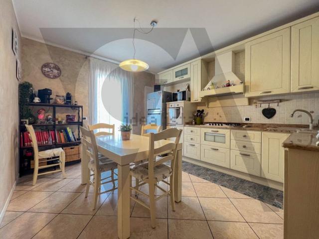 Appartamento in vendita di 138 m² in Via Dante Alighieri
