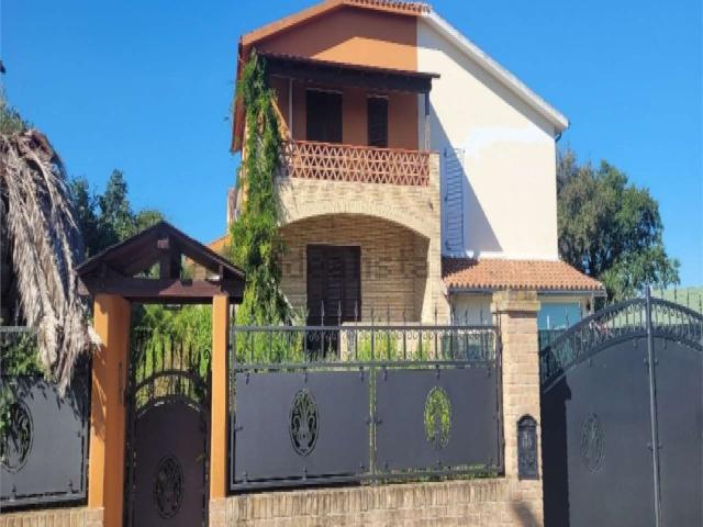 Appartamento in vendita di 138 m² in Via degli Oleandri, 14