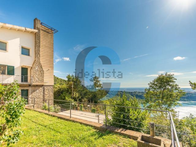 Appartamento in vendita di 138 m² in Via dei Laghi, 42