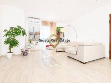 Appartamento in vendita di 138 m² in Piazza Giorgio Morandi, 2