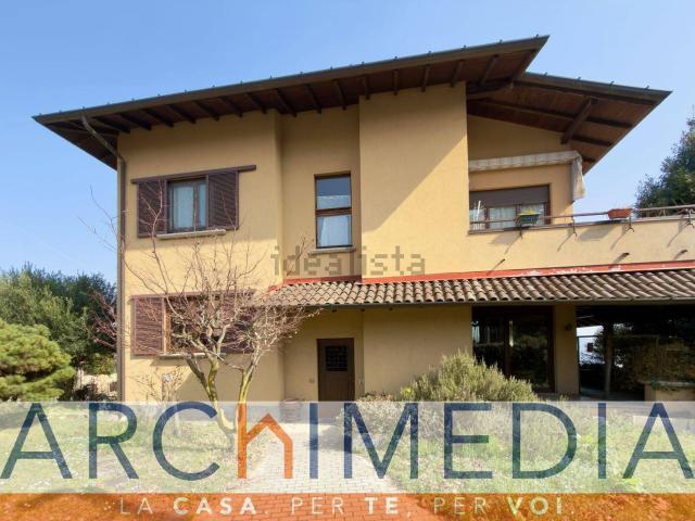 Appartamento in vendita di 140 m² in Via Carnia, 57