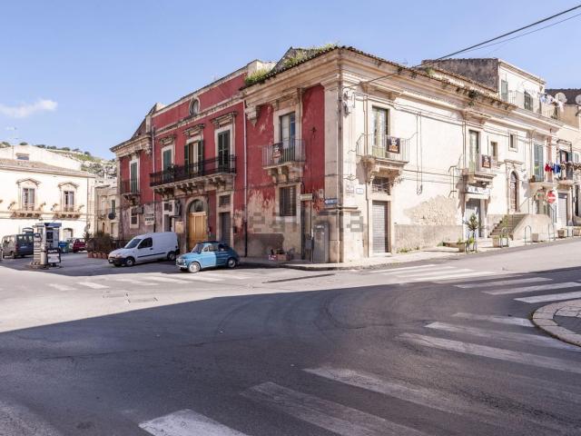 Appartamento in vendita di 140 m² in Via g. b. perasso, 51