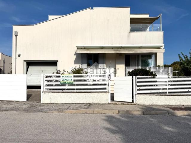 Appartamento in vendita di 140 m² in Via Giovanni Pascoli, 103