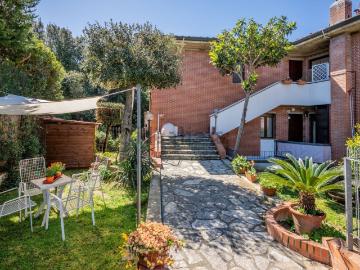 Appartamento in vendita di 140 m² in Via dei Narcisi, 4