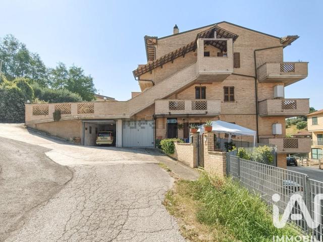 Appartamento in vendita di 140 m² in Via della Costituzione, 35