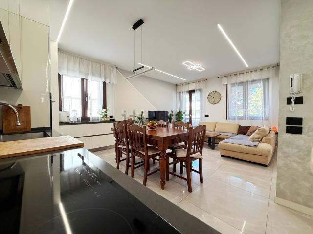 Appartamento in vendita di 140 m² in Via F. Petrarca