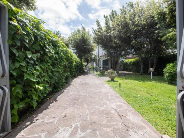 Appartamento in vendita di 140 m² in Via Fiorenzuola di Focara, 10