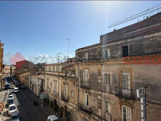 Appartamento in vendita di 140 m² in Via Francesco Crispi, 102