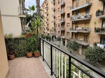 Appartamento in vendita di 140 m² in Via Lucio Petrone, 77