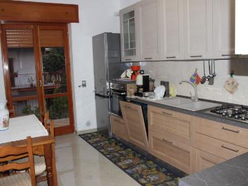 Appartamento in vendita di 140 m² in Via martiri di via fani