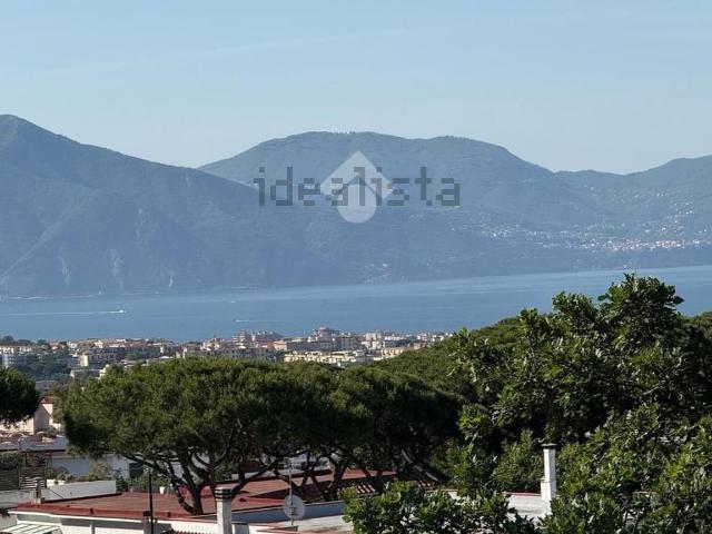 Appartamento in vendita di 140 m² in Via Sacerdote Cozzolino Benedetto, 170