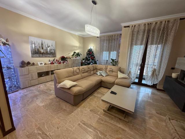 Appartamento in vendita di 140 m² in Via Sporting Mirasole, 33
