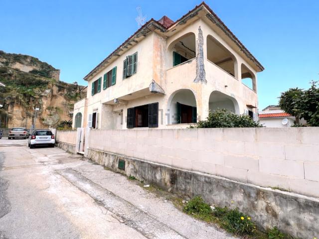 Appartamento in vendita di 140 m² in Via Torregaveta