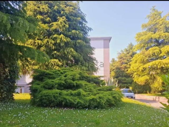 Appartamento in vendita di 140 m² in Via Ugo Foscolo