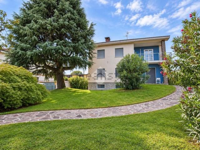 Appartamento in vendita di 140 m² in Viale delle Industrie, 3