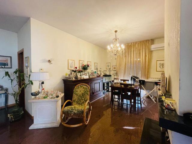 Appartamento in vendita di 140 m² in Viale Ettore Proietti Divi