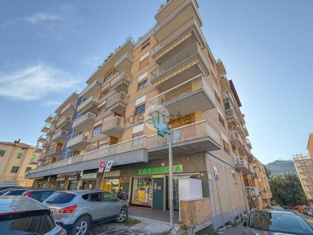 Appartamento in vendita di 140 m² in Viale Francesco Crucioli, 125