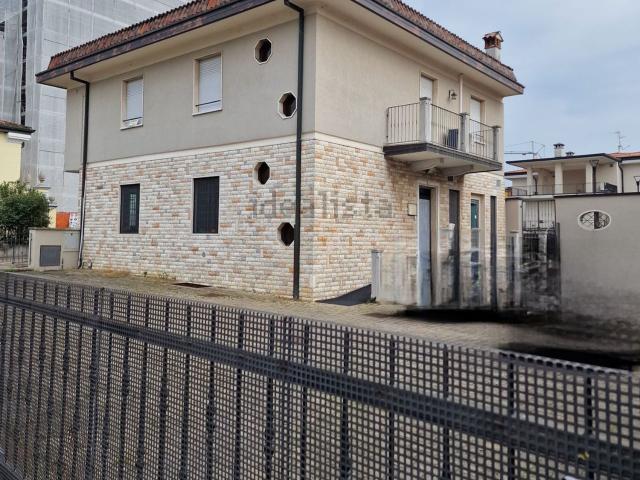 Appartamento in vendita di 140 m² in Piazza Sen.Narciso Franco Patrini