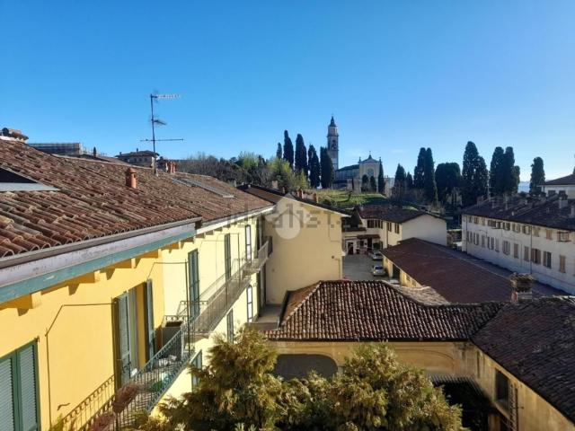 Appartamento in vendita di 140 m² in Piazza U. Foscolo, 11