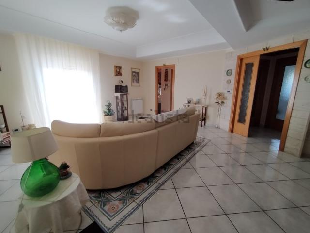 Appartamento in vendita di 141 m² in Viale dei Tigli, 23