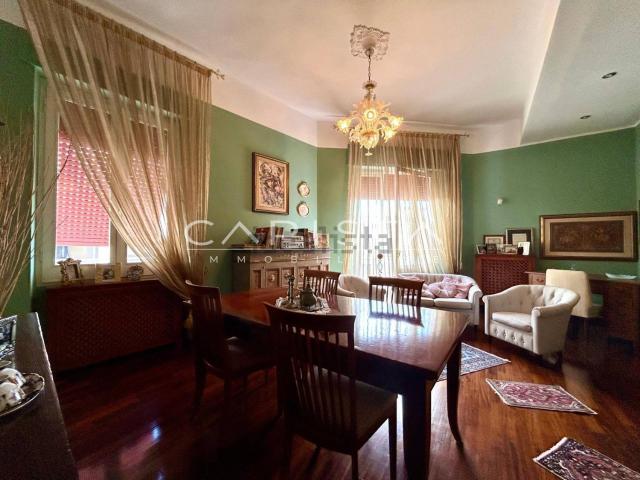 Appartamento in vendita di 142 m² in Via Cavour