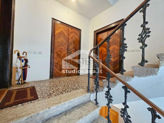 Appartamento in vendita di 142 m² in Via Cesare Battisti
