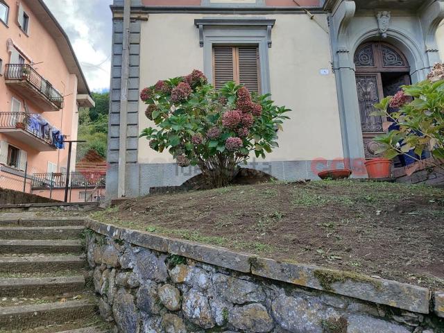 Appartamento in vendita di 142 m² in Via Giovan Battista Vannugli, 8