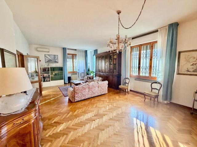 Appartamento in vendita di 142 m² in Via Michelangelo Buonarroti