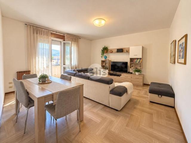 Appartamento in vendita di 143 m² in Viale Alcide De Gasperi, 29