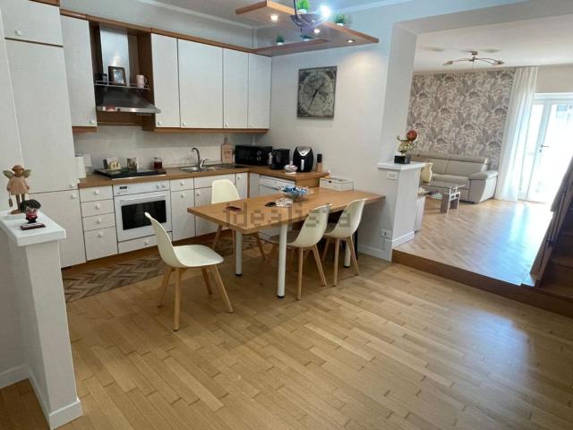 Appartamento in vendita di 144 m² in Via Cristoforo Colombo, 9