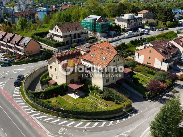 Appartamento in vendita di 144 m² in Via Atene