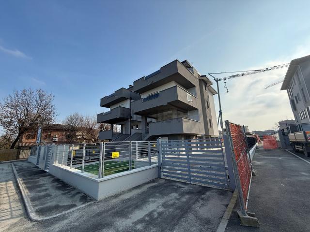 Appartamento in vendita di 144 m² in Via Nuova Estense, 4441
