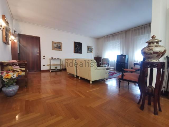 Appartamento in vendita di 145 m² in Via Alessandro Manzoni