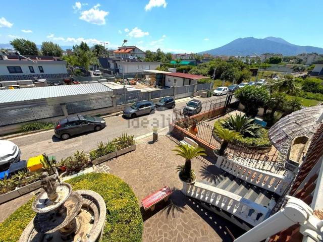 Appartamento in vendita di 145 m² in Via Giacomo Leopardi, 34