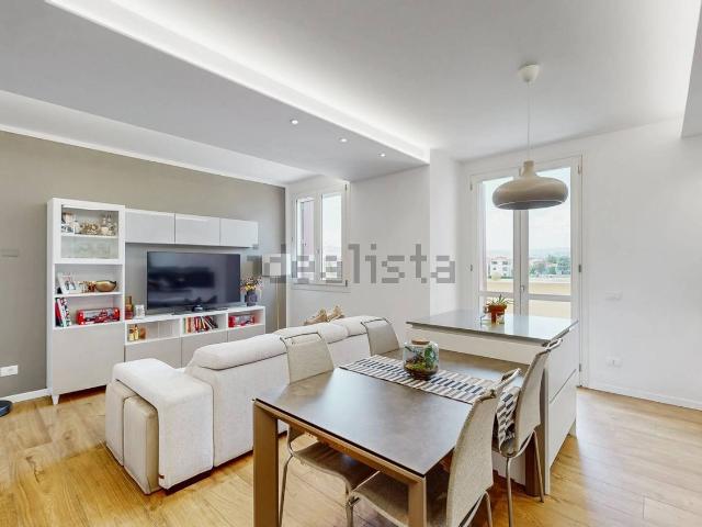 Appartamento in vendita di 145 m² in Via Ermanno Gorrieri